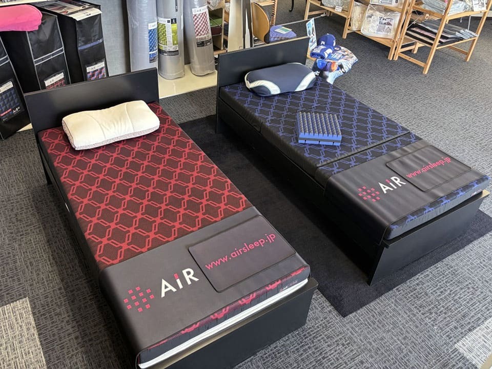 エアー最上位モデルSXマットレスが２台並ぶ店頭の写真