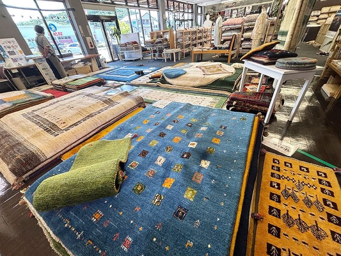 橿原店でのギャッベ展の様子
