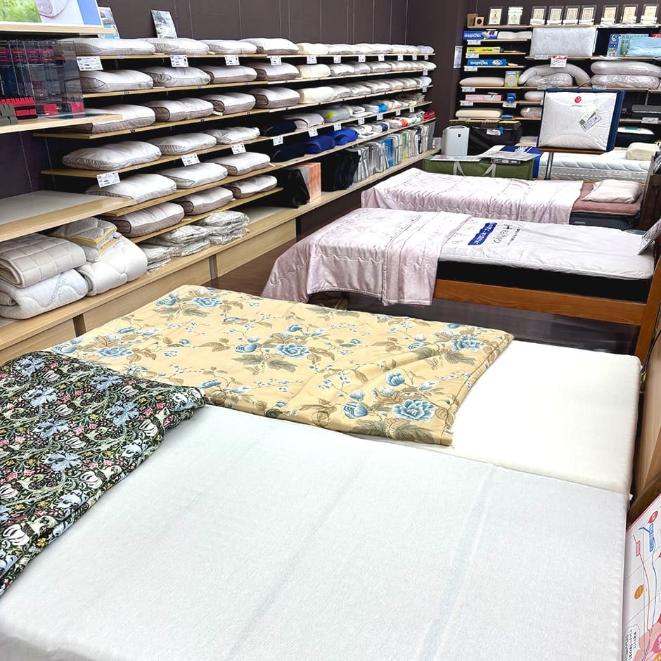 マットレスとまくらが並ぶ橿原店の店内