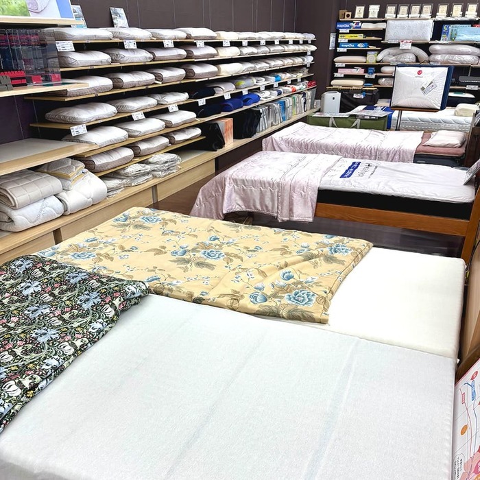 マットレスとまくらが並ぶ橿原店の店内